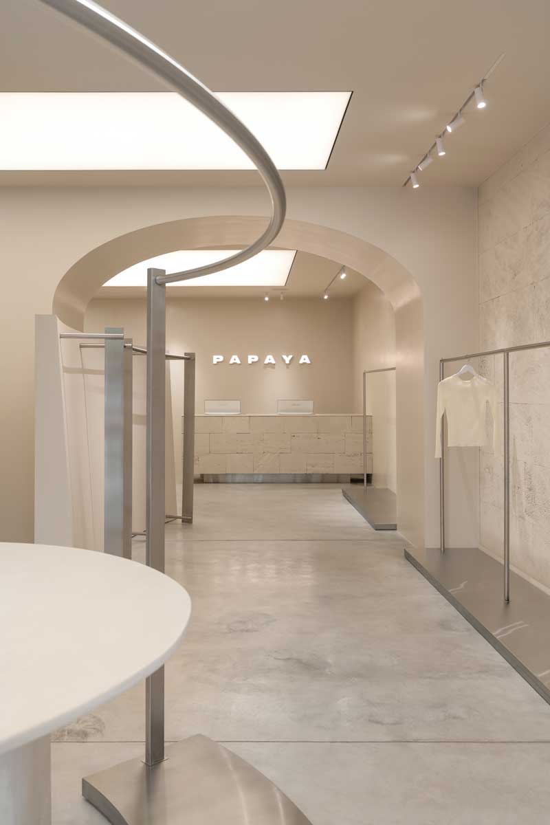 Spazio espositivo PAPAYA con interventi contemporanei di Between the Walls