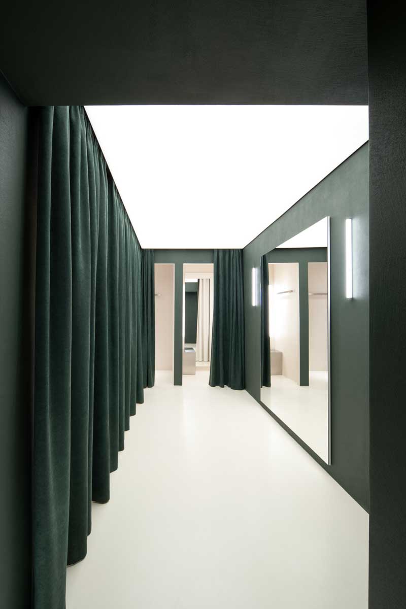 corridoio camerini del PAPAYA Showroom a Kiev