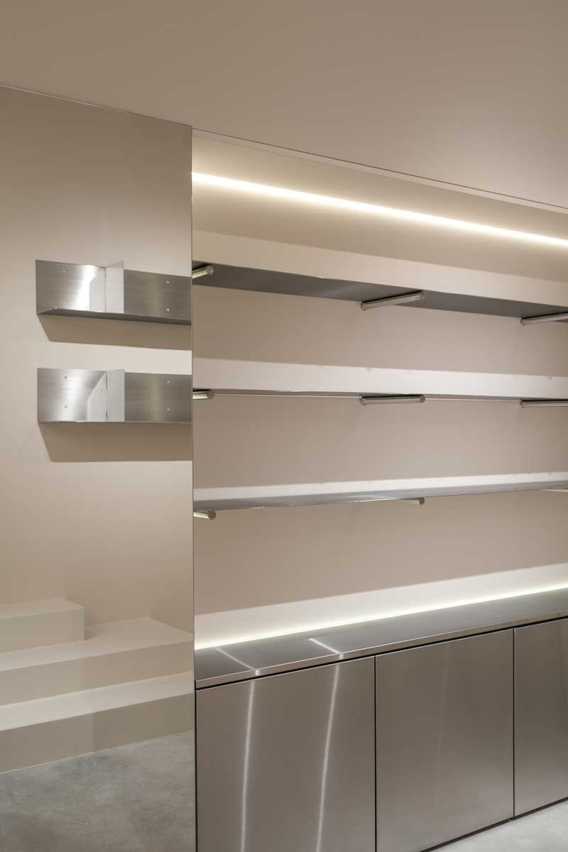 Dettaglio delle texture materiche utilizzate nel nuovo showroom PAPAYA