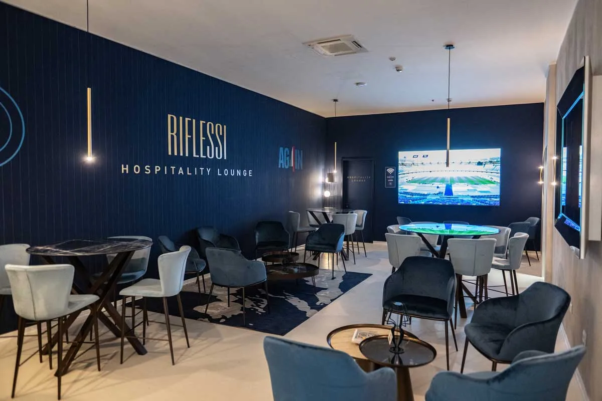 Hospitality Lounge Napoli Calcio con area relax, arredi blu e schermo integrato