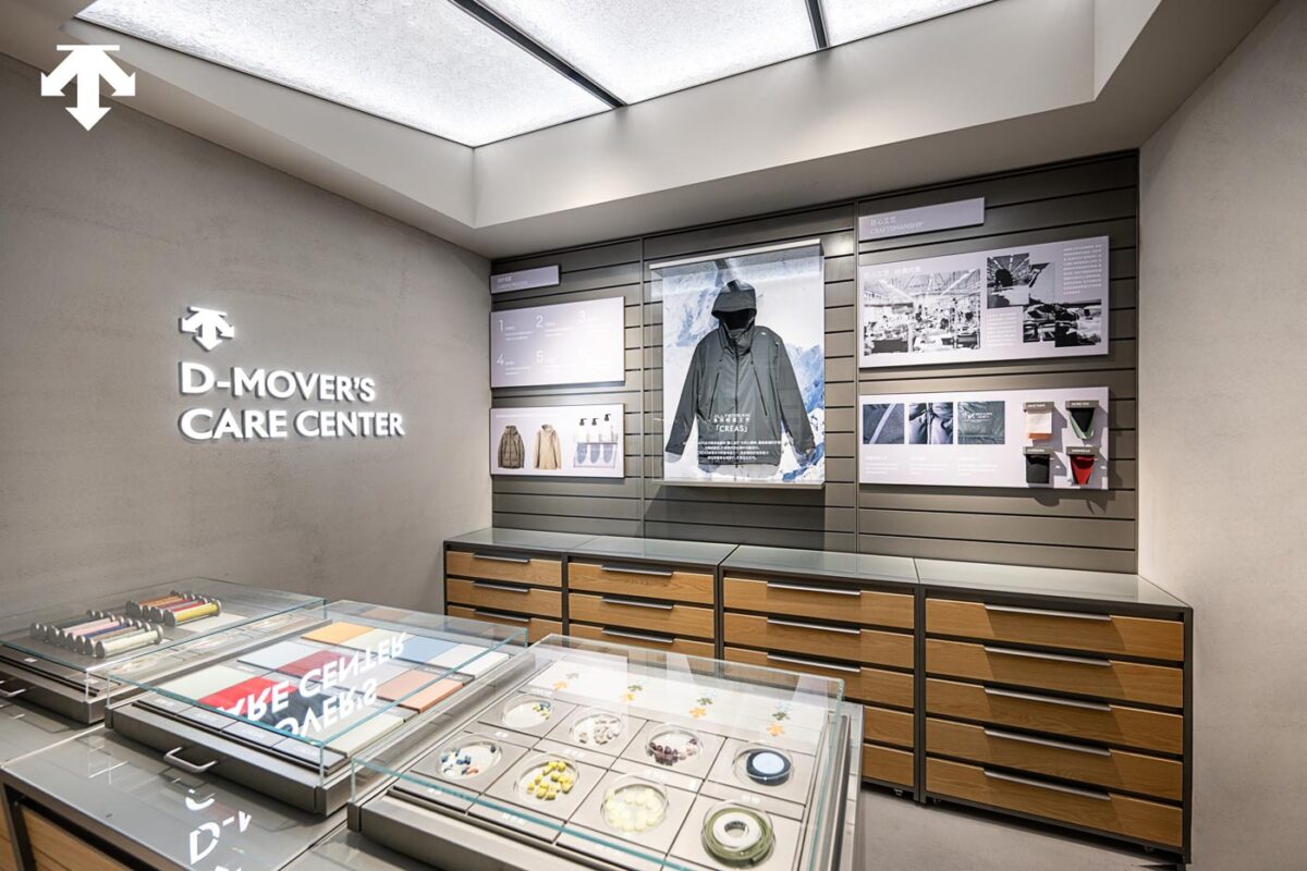 D-MOVER’S CARE CENTER del concept store DESCENTE a Hangzhou con area servizi, materiali espositivi e cassettiere in legno