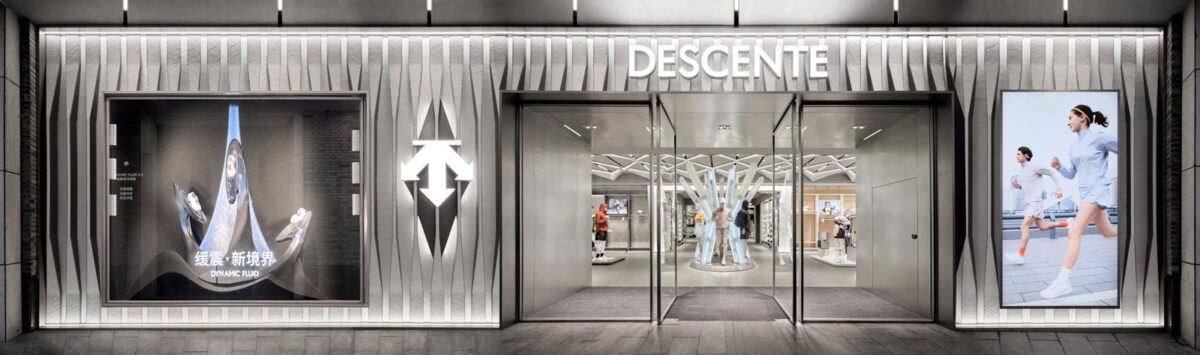 Facciata del concept store DESCENTE a Hangzhou con ingresso vetrato e superfici scultoree ispirate al paesaggio ice & snow