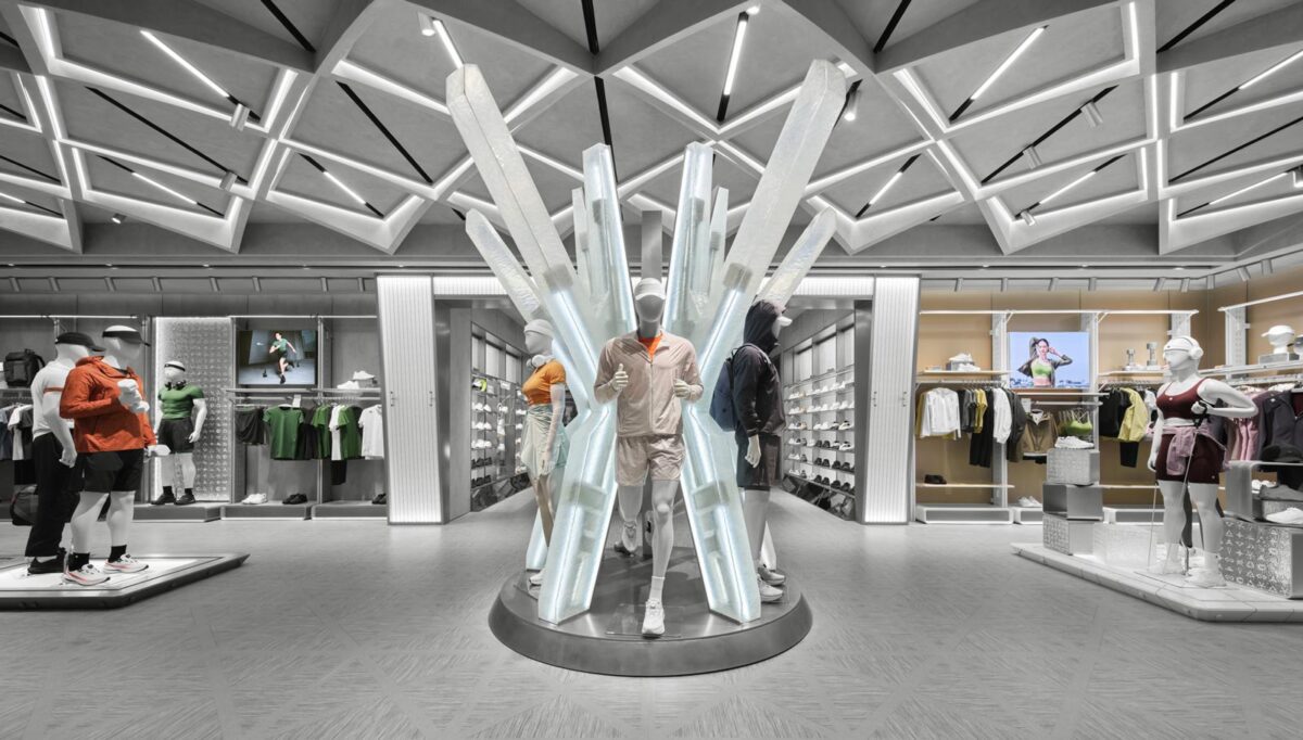 Installazione centrale con manichini e elementi verticali ispirati al ghiaccio all’interno del concept store DESCENTE a Hangzhou