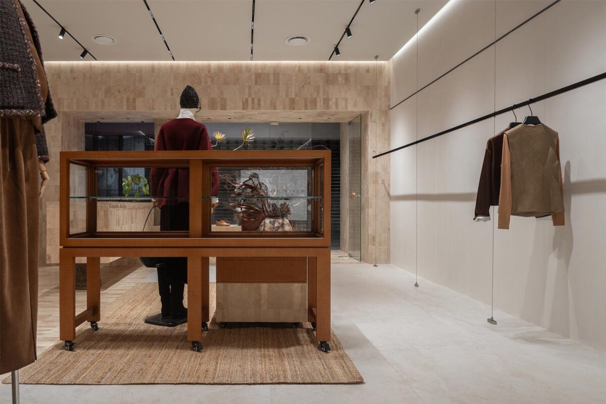 AimeeHe Studio retail store in Shenzhen, internal showcase and mobile display table integrated into the layout, dialogue between fashion items, objects and architecture