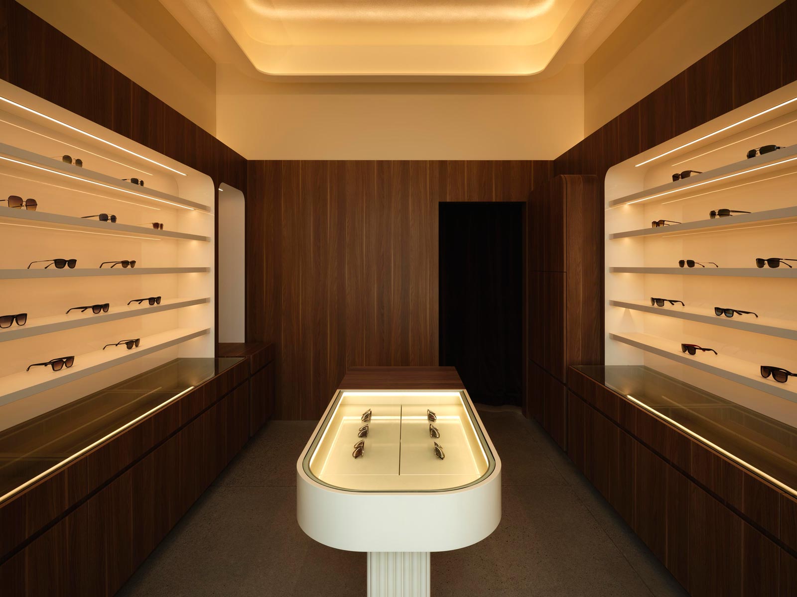 Vista d’insieme della boutique di ottica con palette avorio e legno scuro