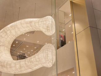 dettaglio della facciata del COACH Ginza Flagship