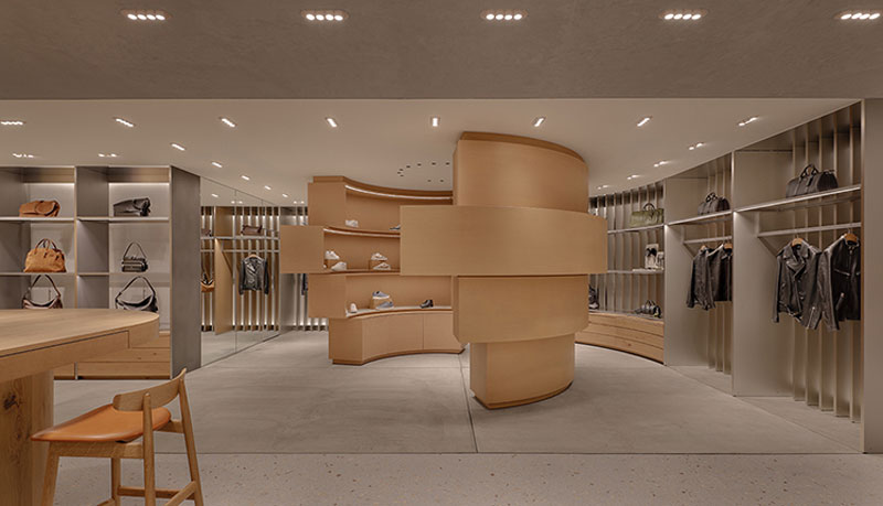 Spazio uomo con struttura curva in rovere e scaffalature integrate