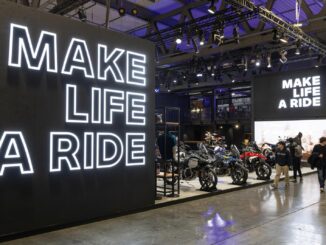 Stand BMW Motorrad a EICMA con maxi LED wall “Make Life a Ride” e area espositiva con moto adventure e urban.