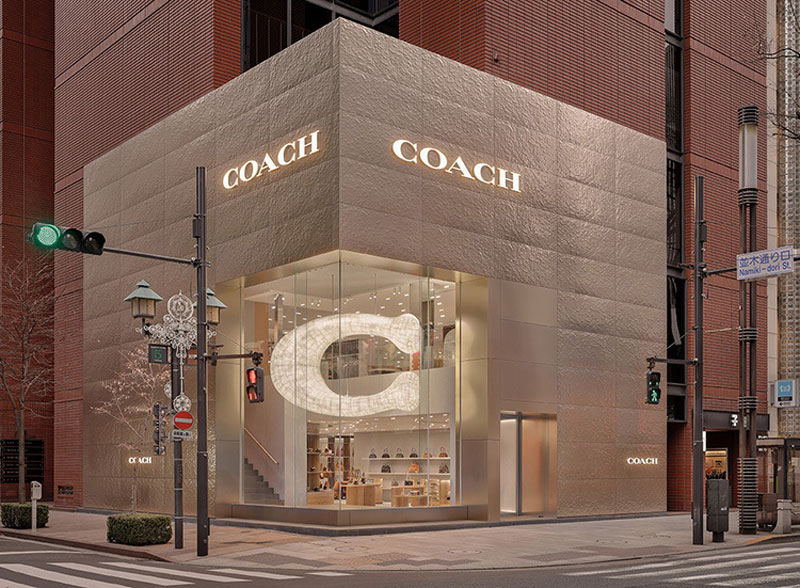 Facciata del COACH Ginza Flagship con rivestimento metallico texturizzato e vetrata angolare a doppia altezza