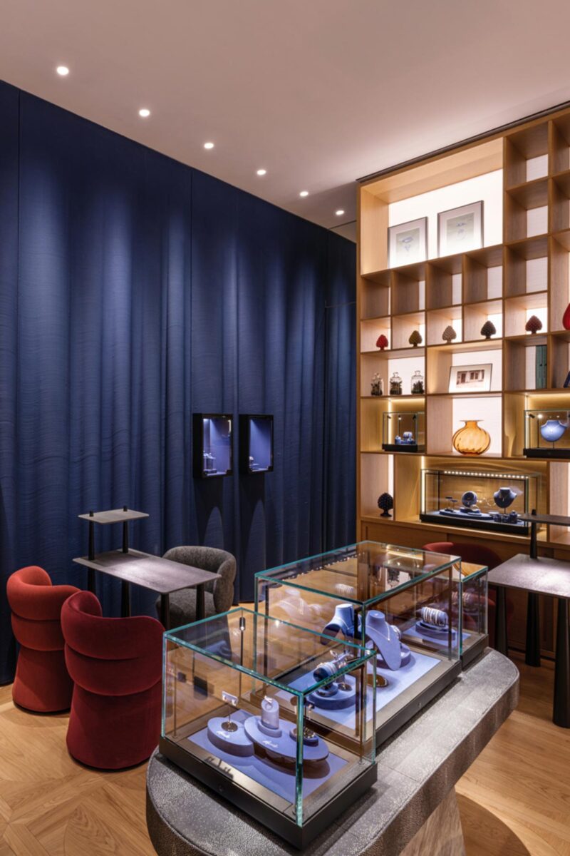 Interno della boutique Recarlo a Roma con vetrine gioielli, pareti blu, arredi in legno e concept di warm luxury