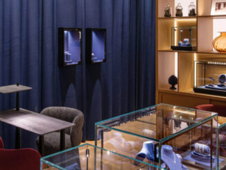 particolare della boutique Recarlo a Roma con vetrine gioielli, pareti blu, arredi in legno e concept di warm luxury