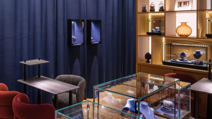particolare della boutique Recarlo a Roma con vetrine gioielli, pareti blu, arredi in legno e concept di warm luxury