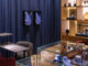 particolare della boutique Recarlo a Roma con vetrine gioielli, pareti blu, arredi in legno e concept di warm luxury