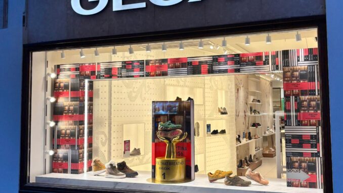 Vetrina Geox a Cortina d’Ampezzo con installazione dedicata alle Olimpiadi, esposizione del modello Snake e volume su Cortina 1956