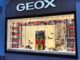 Vetrina Geox a Cortina d’Ampezzo con installazione dedicata alle Olimpiadi, esposizione del modello Snake e volume su Cortina 1956