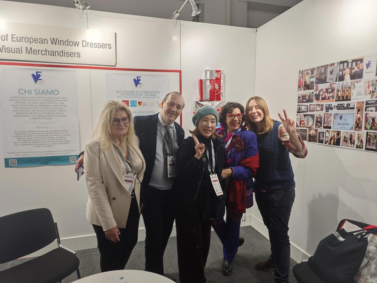 Gruppo di visitatori e staff allo stand dell’Associazione Vetrinisti & Visual Europei, Padiglione 4.0, Stand F11, Christmasworld 2026