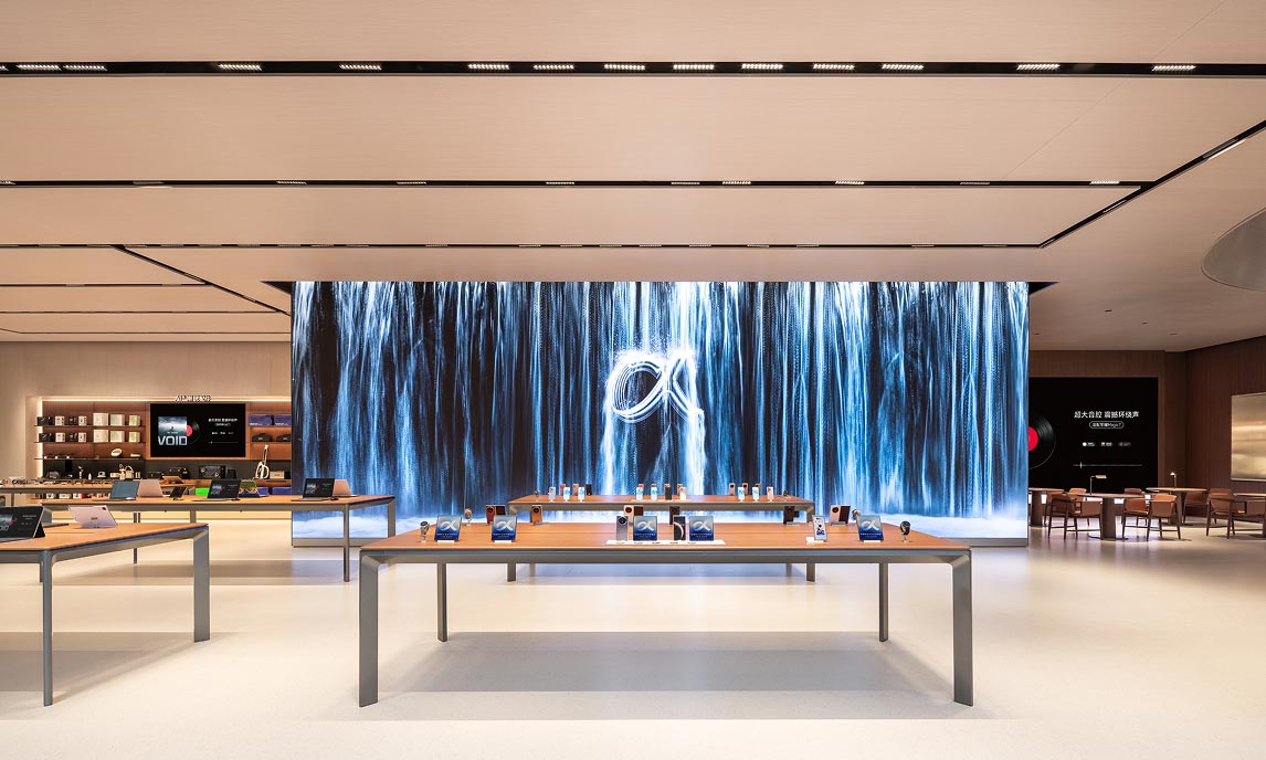 Schermo immersivo con grafica ispirata all’acqua e area espositiva centrale all’interno dell’HONOR Flagship Store Shenzhen Bay
