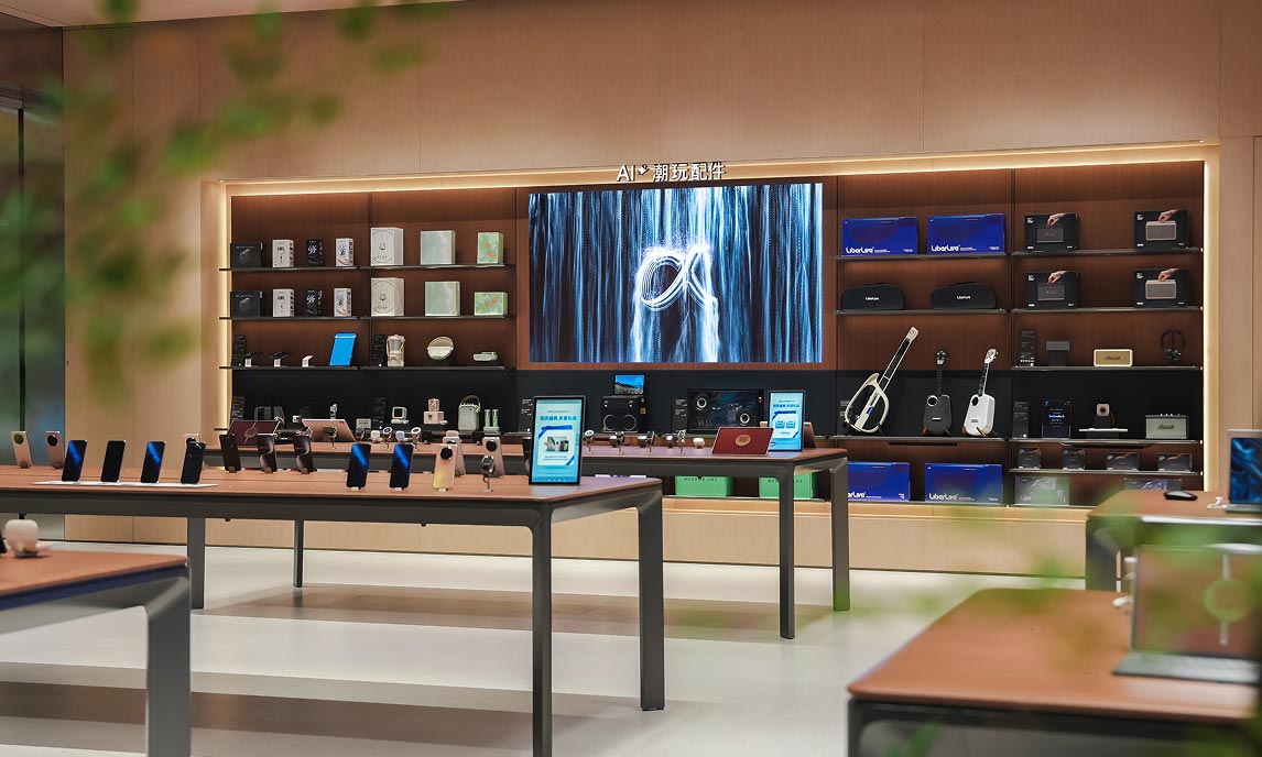 Parete attrezzata con display digitale e dispositivi smart nell’area interna dell’HONOR Flagship Store Shenzhen Bay