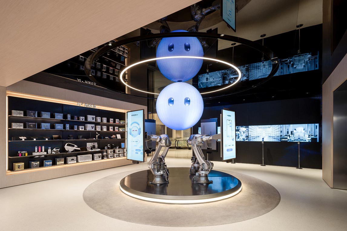 Installazione centrale con bracci robotici e sfere sospese nell’area esperienziale AI dell’HONOR Flagship Store Shenzhen Bay
