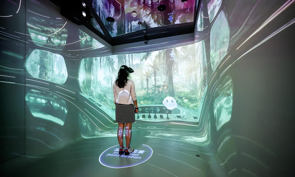Esperienza immersiva con proiezioni digitali a 360 gradi e visitatrice all’interno dell’area AI dell’HONOR Flagship Store Shenzhen Bay