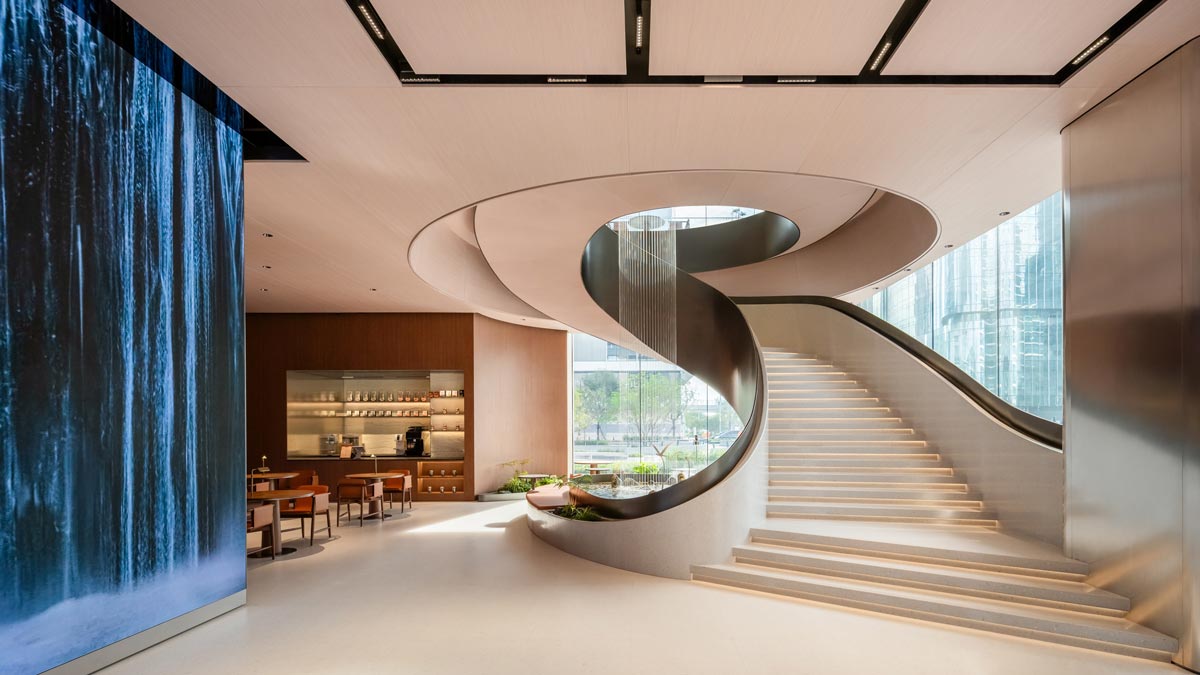 Scala elicoidale a doppia altezza con sviluppo fluido e schermo immersivo verticale all’interno dell’HONOR Flagship Store Shenzhen Bay