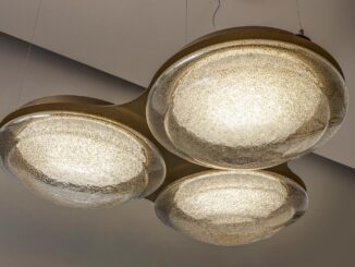 Lampada a sospensione a LED Baryon di OLEV con tre moduli in vetro soffiato a bollicine e struttura in metallo brunito