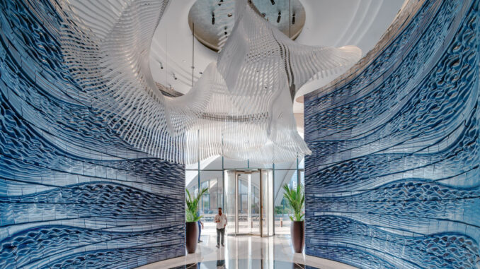 pareti ceramiche stampate in 3D Blue Voyage di Studio RAP all’ingresso del Jumeirah Marsa Al Arab a Dubai