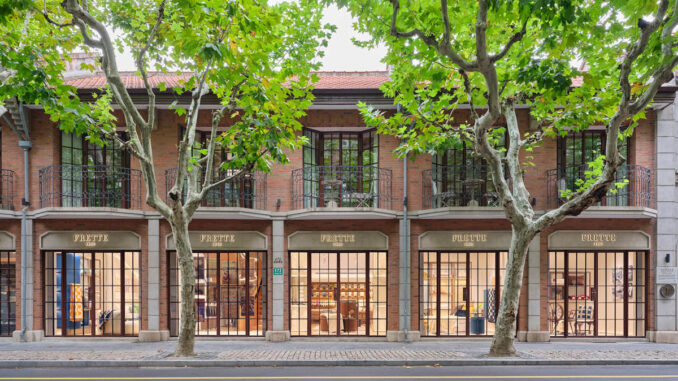 Facciata del concept store Frette a Shanghai progettato da Still Young in edificio Shikumen