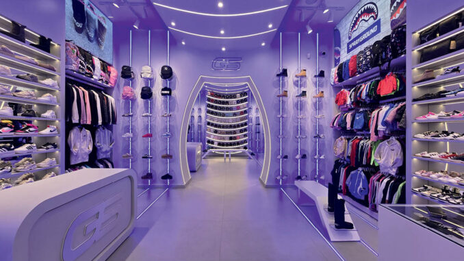 Galaxy Store Napoli sneaker store interior design con illuminazione LED e pareti espositive per sneakers e streetwear