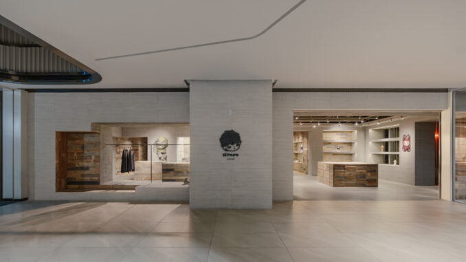 Facciata dello store Hirono a Shanghai con aperture incassate, vetrine narrative e volume esterno compatto