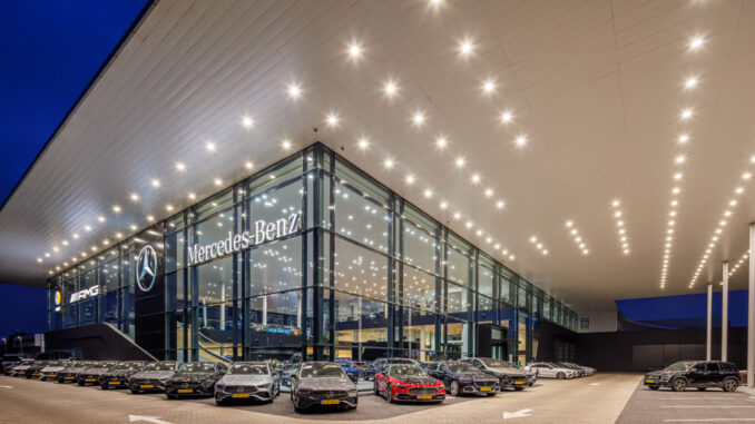 Progetto di illuminazione retail LED per showroom Mercedes-Benz AGAM con sistema DALI e controllo avanzato della luce.