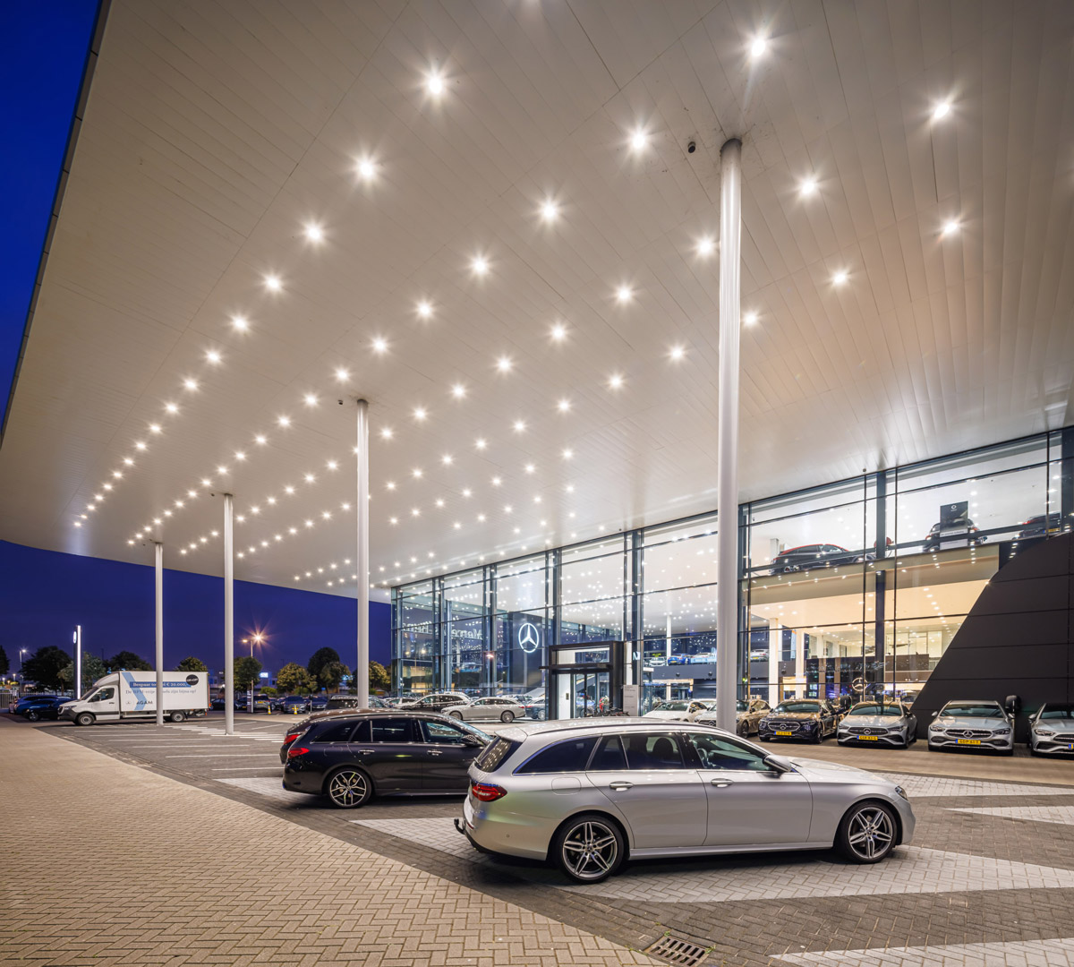 lluminazione LED esterna showroom Mercedes-Benz AGAM con canopy e griglia di downlight
