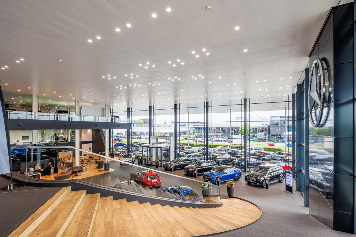 showroom Mercedes-Benz AGAM illuminazione retail LED interna con downlight e spazio espositivo automotive