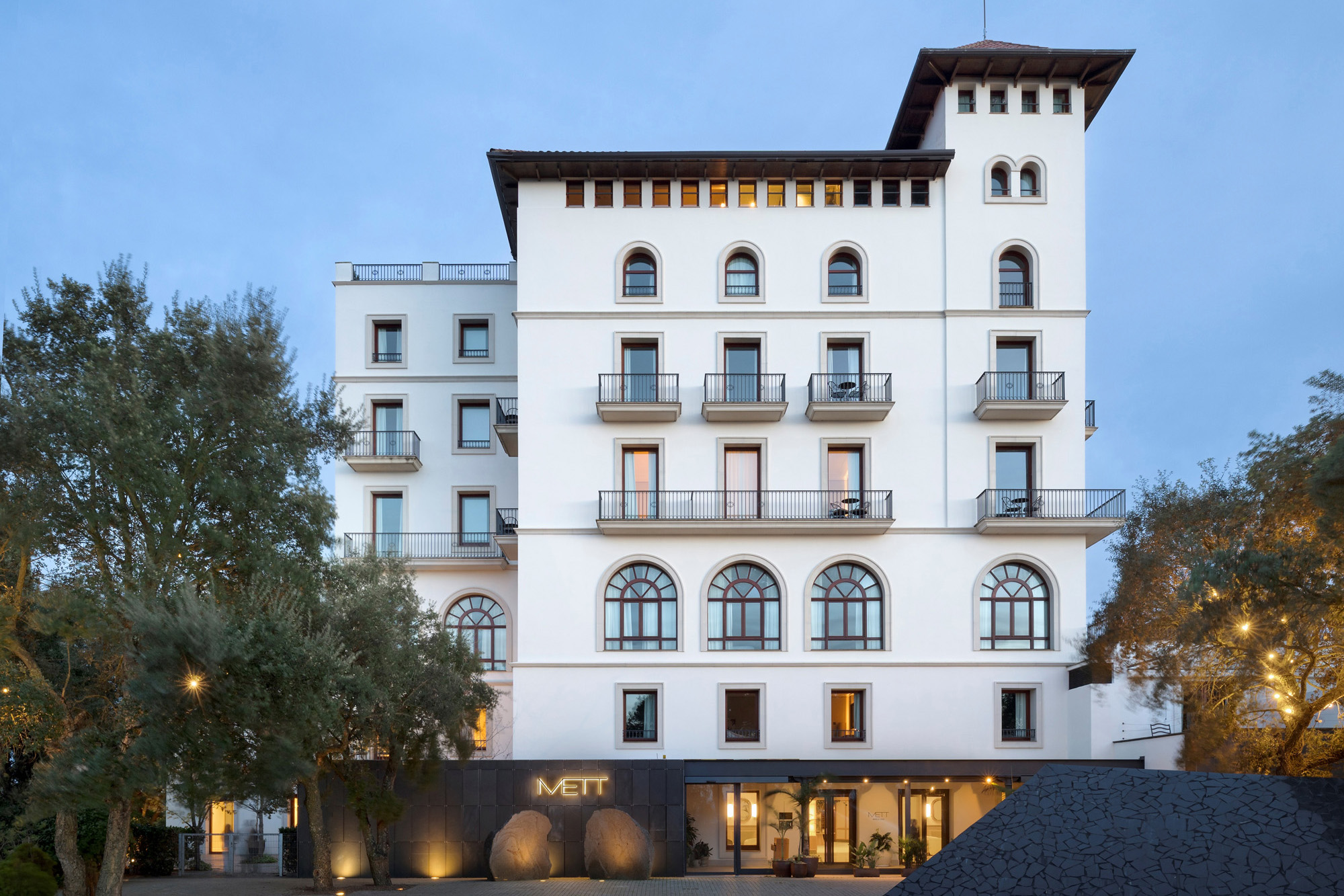 Entrance and facade of METT Barcelona within the historic Gran Hotel La Florida