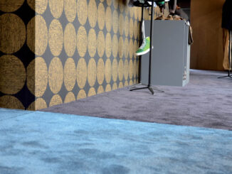 Moquette Montecolino per allestimenti retail e fieristici con parete decorativa grafica e area espositiva showroom