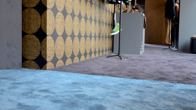 Moquette Montecolino per allestimenti retail e fieristici con parete decorativa grafica e area espositiva showroom