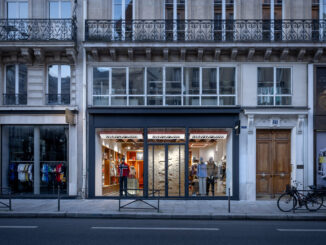Facciata del negozio Napapijri a Parigi con vetrina su strada e concept retail tra elementi urbani e materici