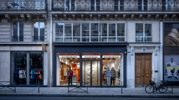 Facciata del negozio Napapijri a Parigi con vetrina su strada e concept retail tra elementi urbani e materici