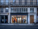 Facciata del negozio Napapijri a Parigi con vetrina su strada e concept retail tra elementi urbani e materici