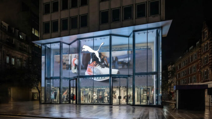 Facciata vetrata del flagship store PUMA su Oxford Street a Londra