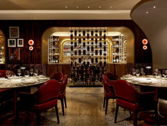 Sala ristorante SAMMARCO a Toronto con arredi in pelle rossa, pareti lignee e wine display retroilluminato