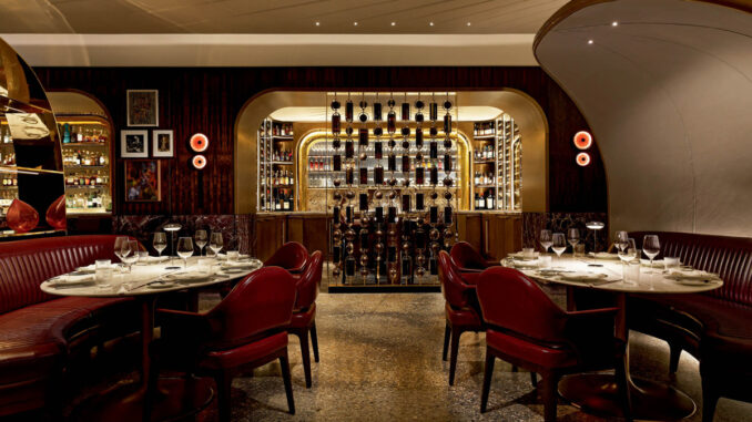 Sala ristorante SAMMARCO a Toronto con arredi in pelle rossa, pareti lignee e wine display retroilluminato