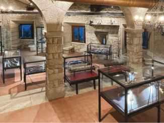 Vetrine espositive TMETAL di Italvetrine in contesto architettonico interno