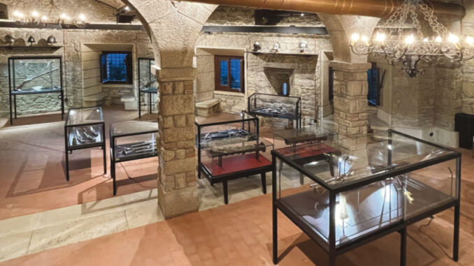 Vetrine espositive TMETAL di Italvetrine in contesto architettonico interno