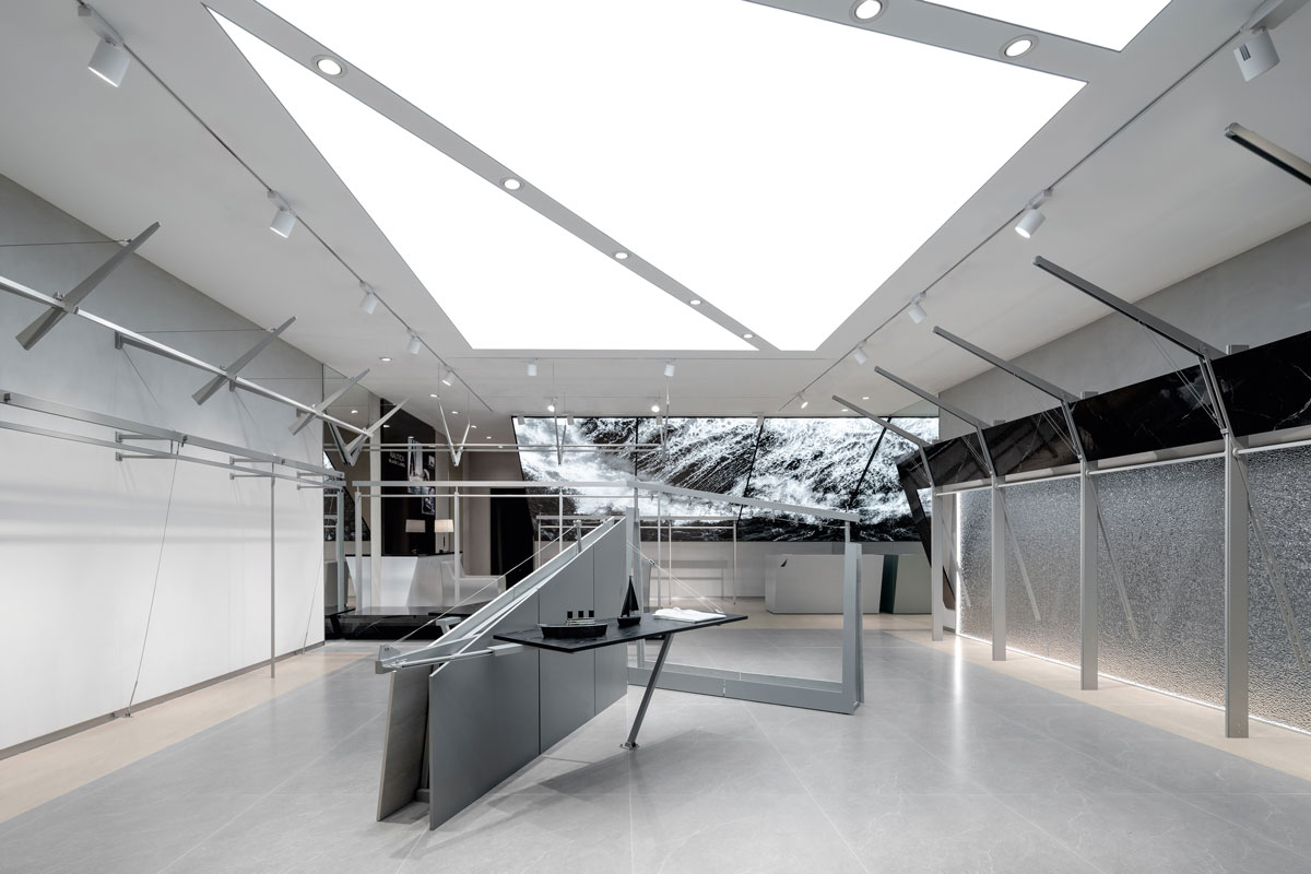 Vista generale del retail con soffitto luminoso e layout aperto