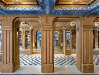 Interno del progetto Pastéis de Belém a Lisbona con architetture in legno, archi strutturali e rivestimenti in azulejos blu