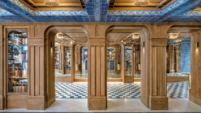 Interno del progetto Pastéis de Belém a Lisbona con architetture in legno, archi strutturali e rivestimenti in azulejos blu
