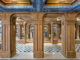 Interno del progetto Pastéis de Belém a Lisbona con architetture in legno, archi strutturali e rivestimenti in azulejos blu