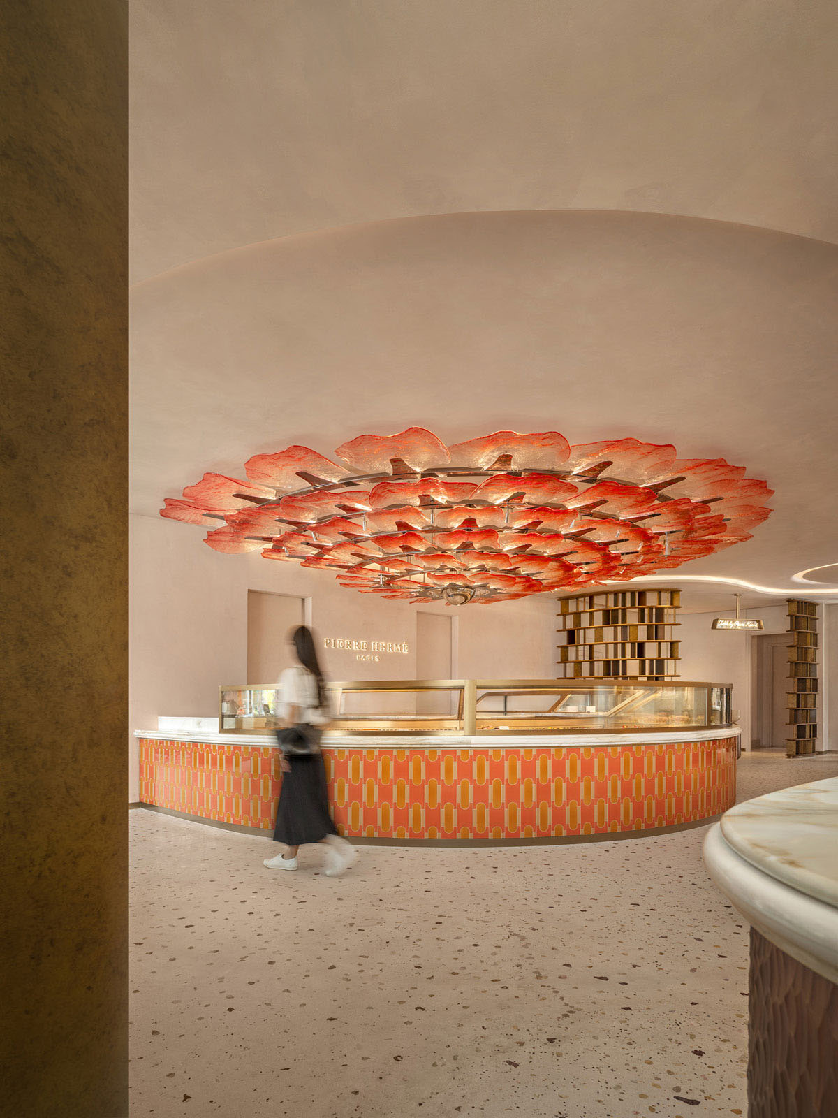 Dettaglio banco curvo con esposizione macarons e illuminazione integrata
