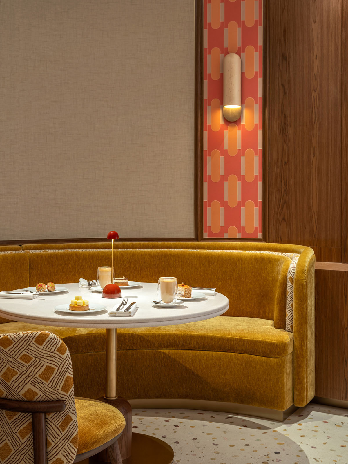 Dettaglio arredi e materiali nell’area hospitality con finiture calde